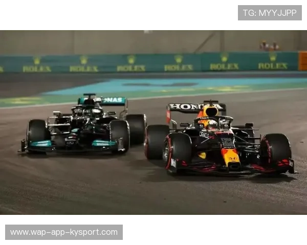 汉密尔顿极速追击，直逼前二